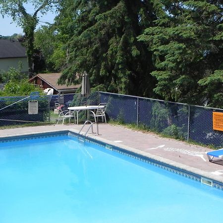 פיקטון Merland Park Cottages And Motel מראה חיצוני תמונה