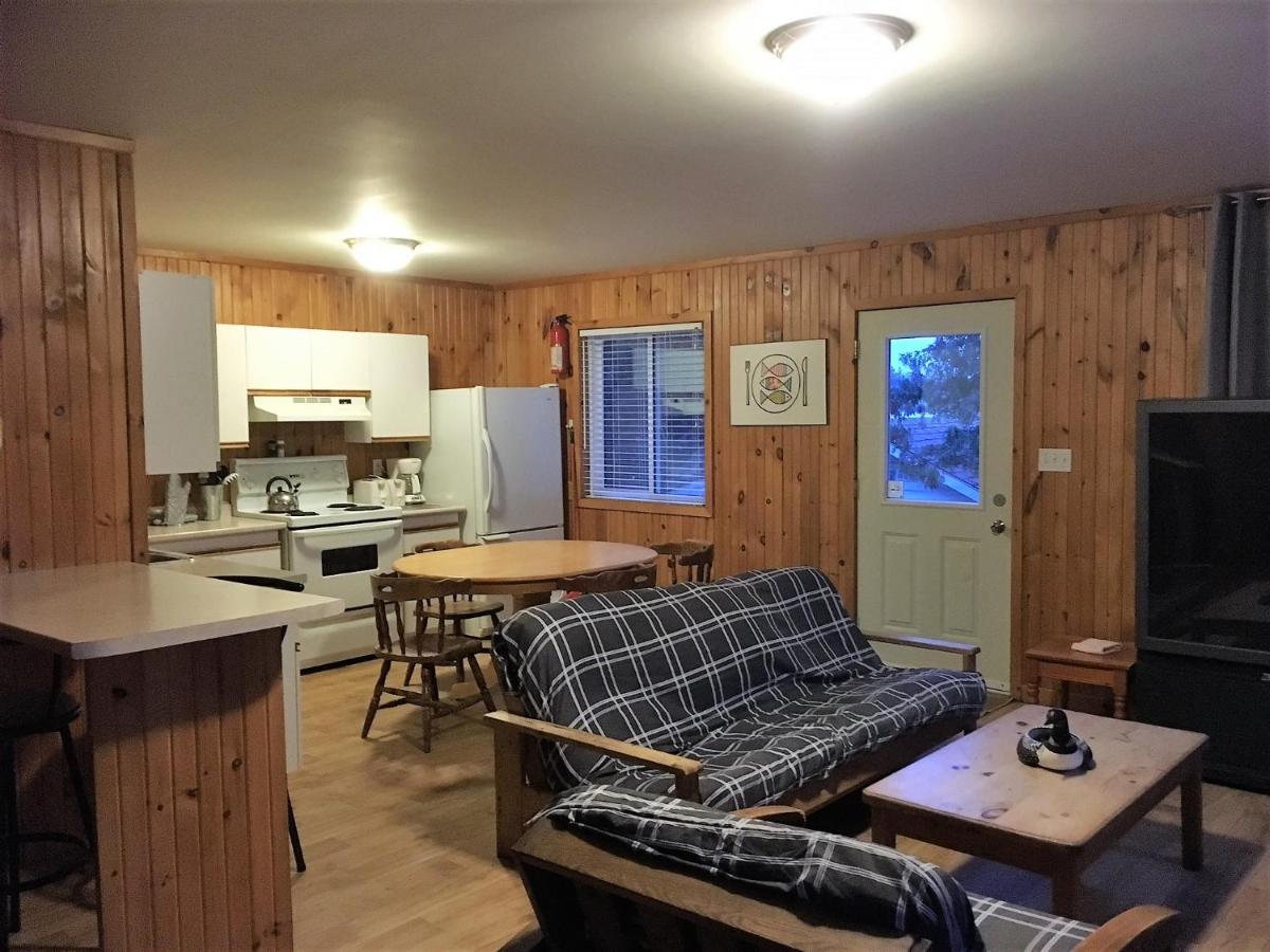פיקטון Merland Park Cottages And Motel מראה חיצוני תמונה