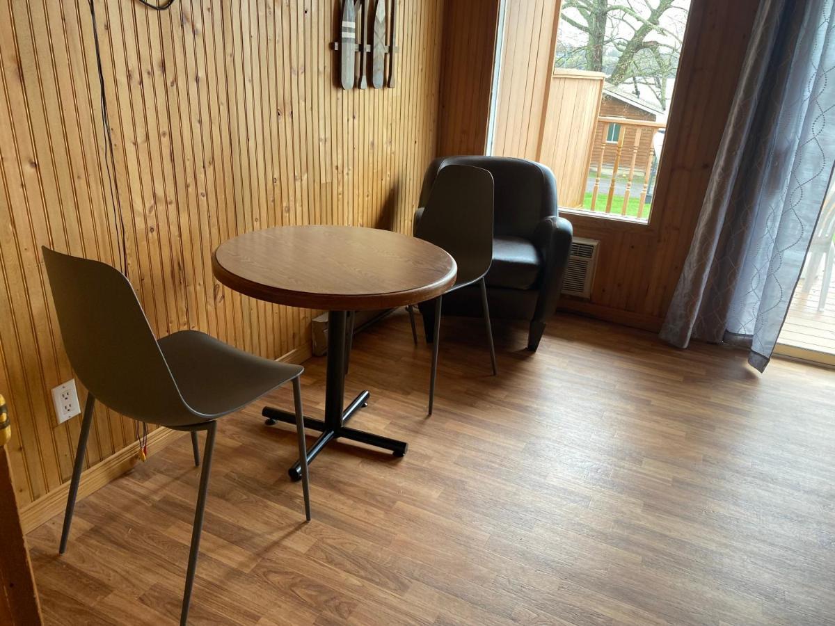 פיקטון Merland Park Cottages And Motel מראה חיצוני תמונה