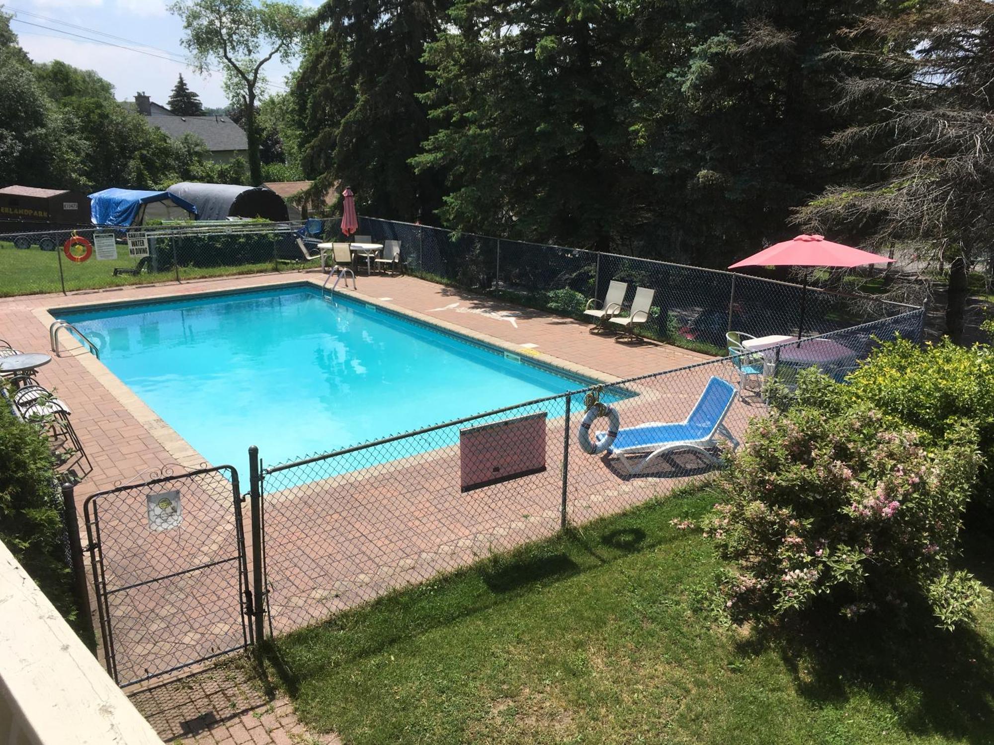 פיקטון Merland Park Cottages And Motel מראה חיצוני תמונה