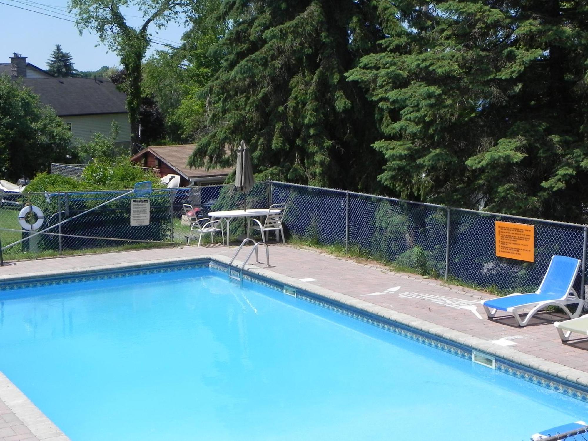 פיקטון Merland Park Cottages And Motel מראה חיצוני תמונה
